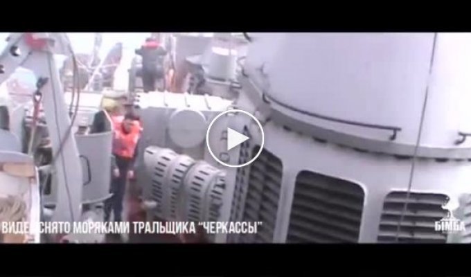 Видео о ситуации с борта заблокированного российскими оккупантами тральщика Черкассы (майдан)