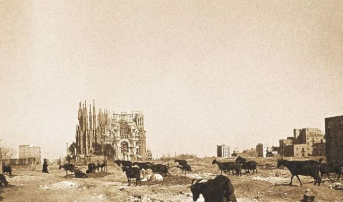 A masonry built to last: what the Sagrada Familia looked like when Gaudi still had blueprints (photo)