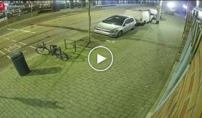 В Роттердаме автомобиль протаранил ювелирный магазин: ограбление не удалось