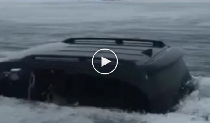 The next lovers to ride on Lake Baikal drowned their Land Cruiser