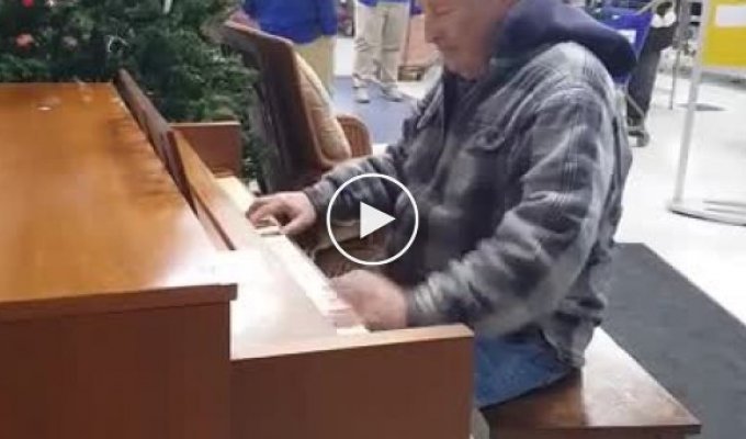 Пожилой мужчина зашел в магазин и великолепно сыграл на пианино
