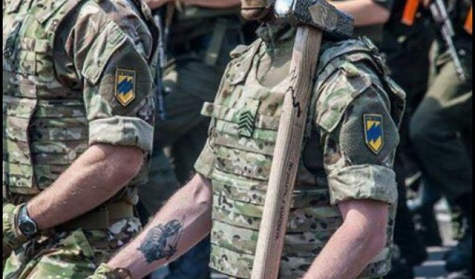 История фото: "Сержант Тор", или Зачем "Азову" молот