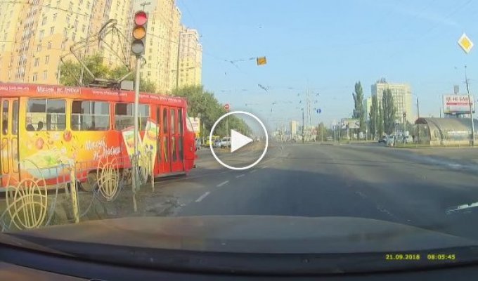 Мотоциклист в Киеве ударился головой о бетонный столб