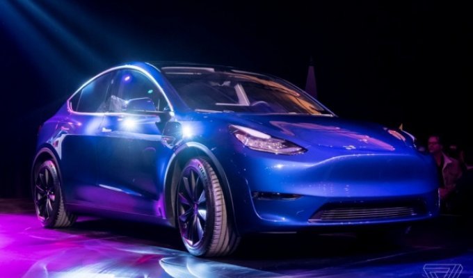 Tesla представила компактный электрический кроссовер Model Y (13 фото)