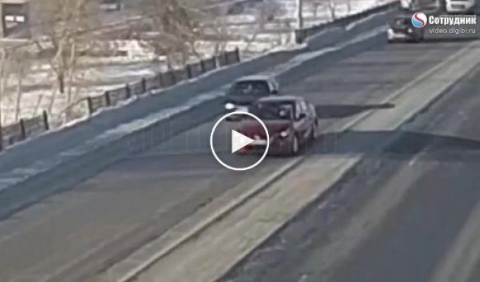 Водитель ВАЗа устроил массовое ДТП на мосту в Бийске