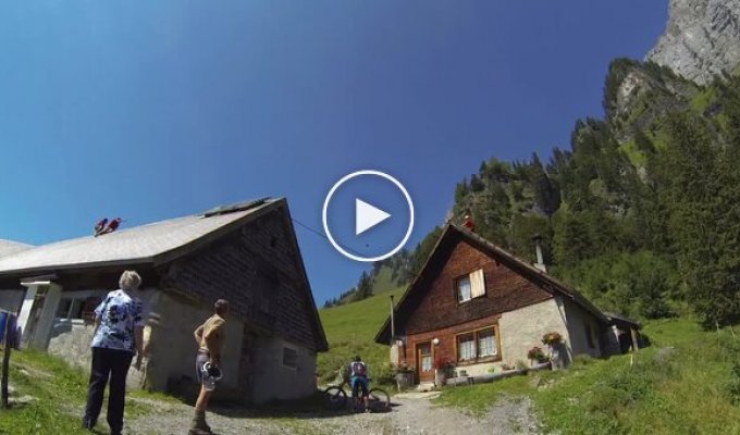 Полет на вингсьюте над амбарами в Швейцарии со скоростью 160 кмч