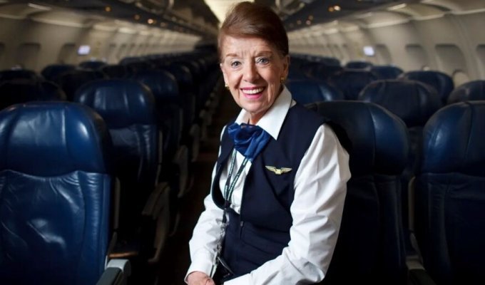 Почти 70 лет в небе: умерла стюардесса с самым большим стажем (3 фото)
