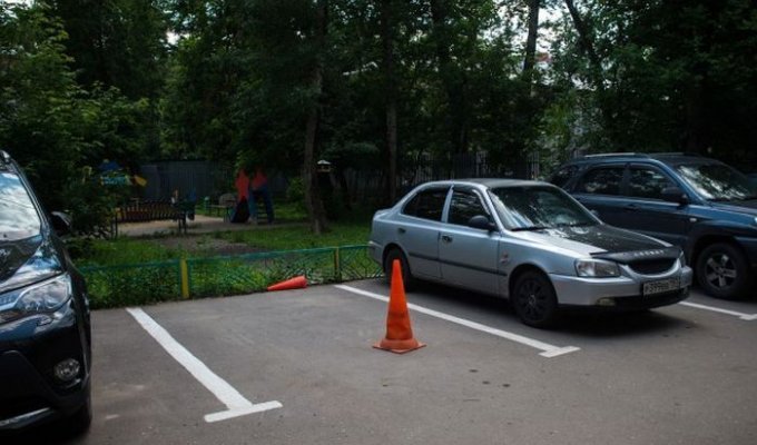 Как отучить соседей от фразы "это мое место парковки" (2 фото)