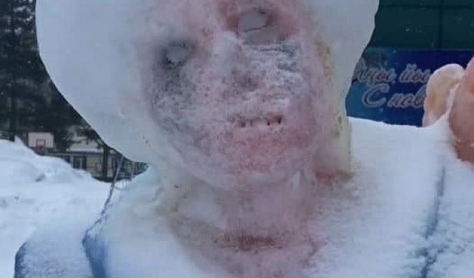Зомби-Снегурочка из Башкирии, которая может испортить детям психику (2 фото)