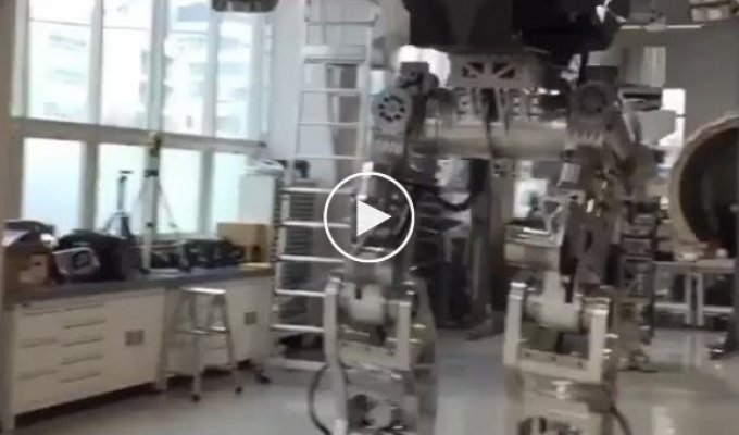 Испытание гигантского гуманоидного робота