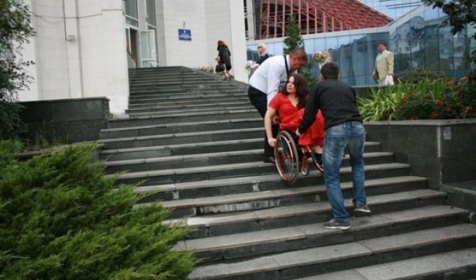 Как девушки на инвалидных колясках не могли попасть в ЗАГС Киева