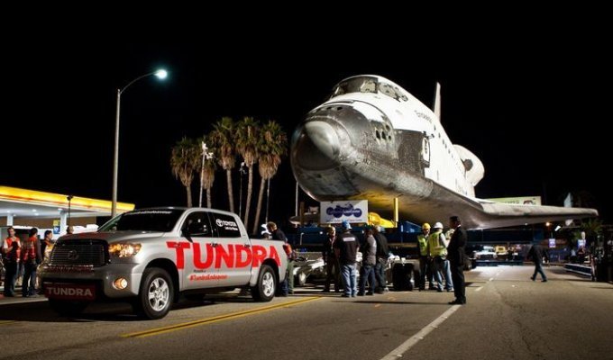 Пикап Toyota Tundra отбуксировал 70-тонный шаттл в музей (4 фото + 2 видео)