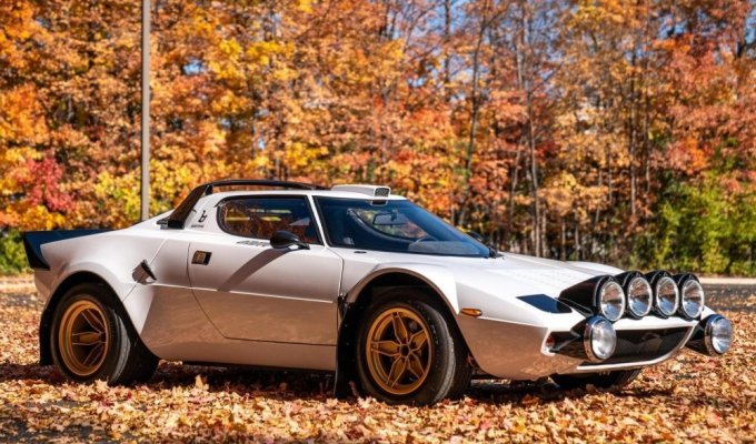 An exact copy of the legendary rally Lancia Stratos is being sold at auction (45 photos)
