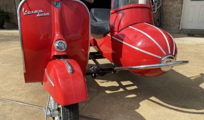 All-metal "carriage" with a windshield, a glove box and a trunk for the classic Vespa (10 photos + 1 video)