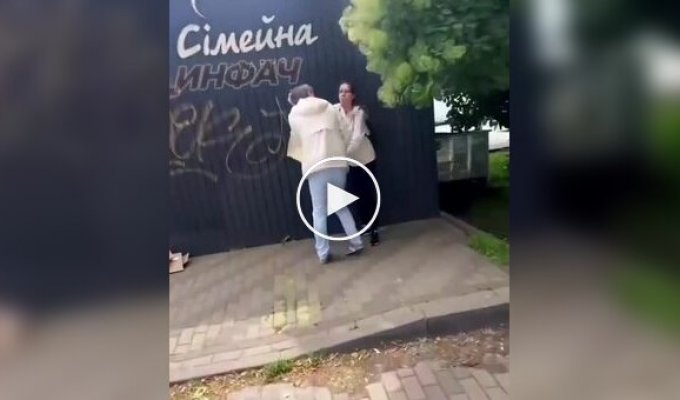 Прохожий вступился за мужчину на улице, который стал жертвой насилия со стороны супруги