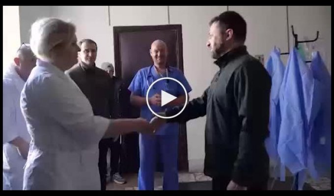 Зеленский посетил в больнице семью мирных жителей, пострадавших от обстрела в Ворзеле