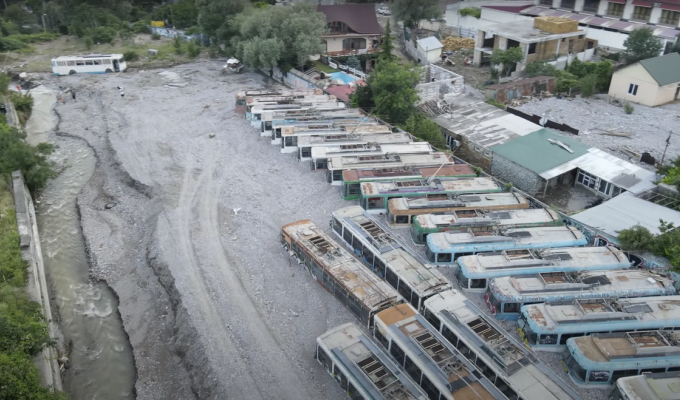 Как троллейбусы в Ялте стали «памятником» наводнению (4 фото)