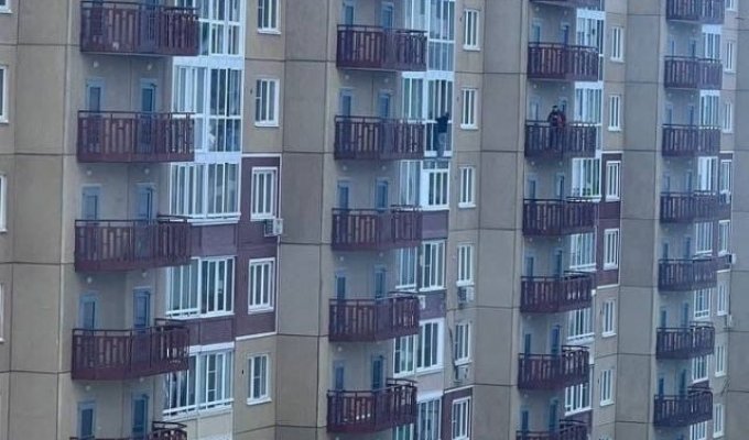 В Бутово пьяный парень вылез из окна 12-ого этажа и начал кричать "Помогите!" (фото + видео)