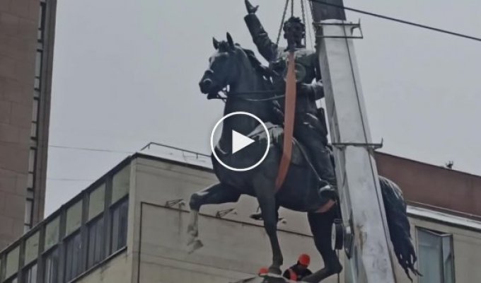 Демонтаж пам'ятника Щорсу у центрі Києва