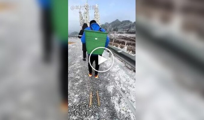 На бамбуковых дощечках по обледеневшей дороге