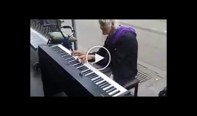 Старая бабушка за пианином