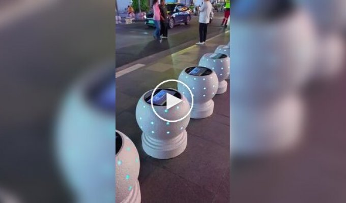 Общественные беспроводные зарядки, показывающие рекламу