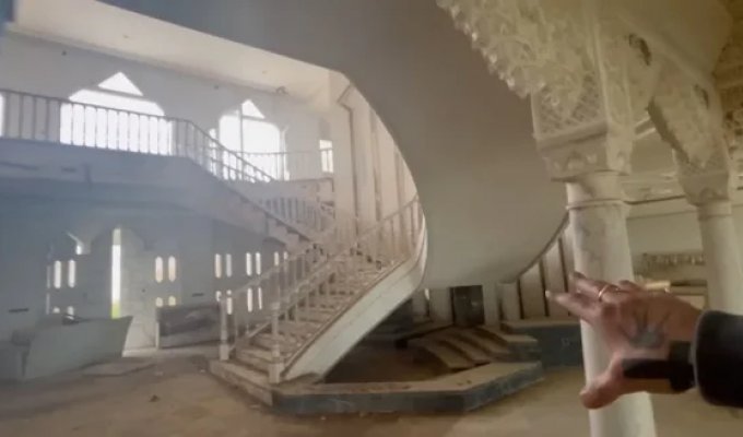 Заброшенный и забытый: блогер показал огромный дворец короля Саудовской Аравии в Испании (5 фото + 1 видео)