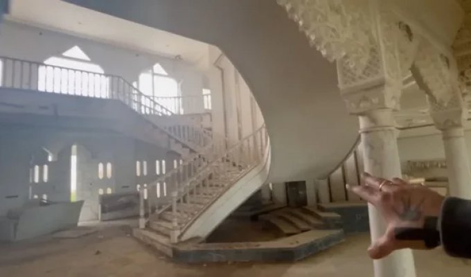 Abandoned and forgotten: a blogger showed the huge palace of the King of Saudi Arabia in Spain (5 photos + 1 video)