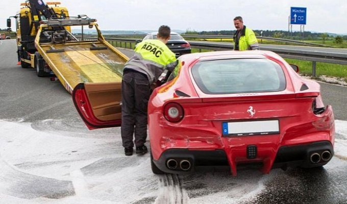В германии разбили Ferrari F12berlinetta (5 фото)
