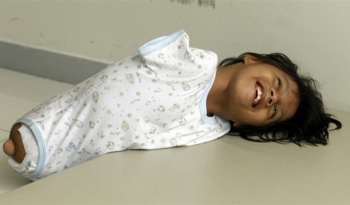Жизнерадостная девочка-инвалид из Перу (9 фото + видео)