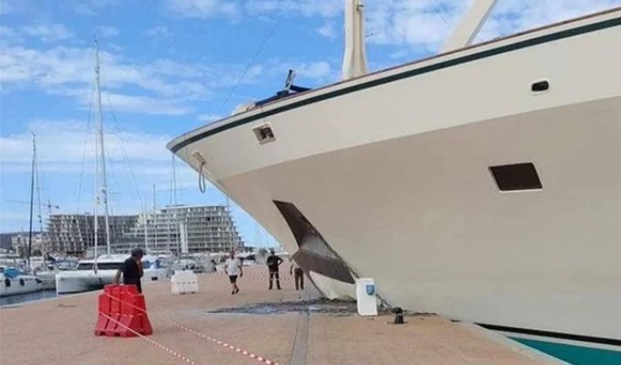 Saudi prince crashed a $91 million superyacht into a pier (3 photos)