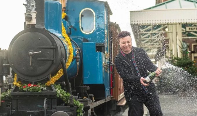 Вместо виллы и Феррари: победитель лотереи потратил деньги на странную детскую мечту (5 фото)