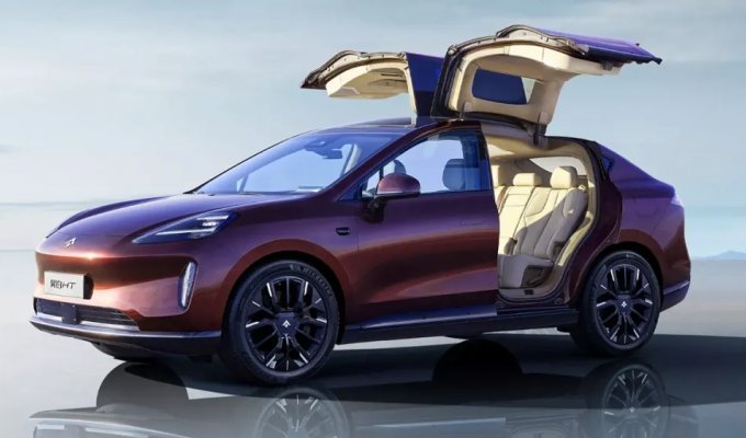 New Chinese electric car GAC Hyper HT with doors opening in the style of Tesla Model X (3 photos + 1 video)