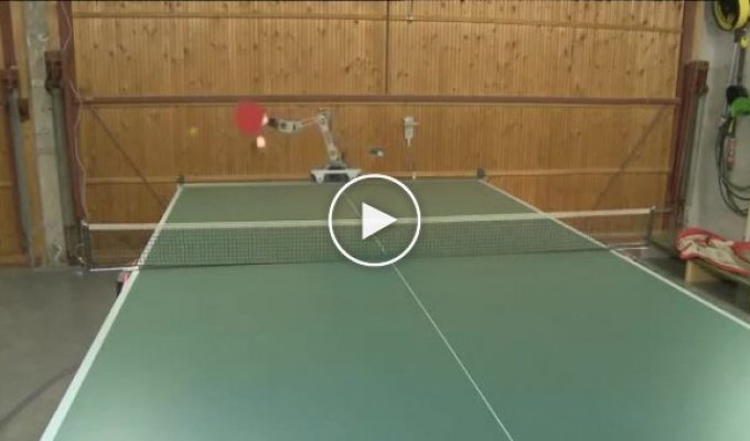 Робот играет в настольный теннис