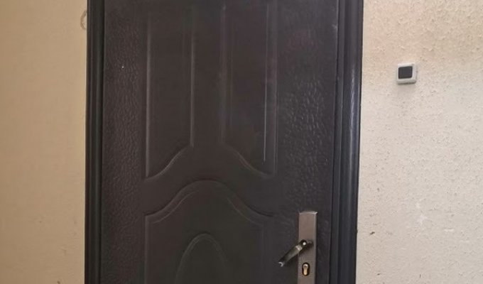 Что не так с входной дверью? (3 фото)