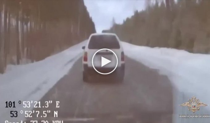 В Иркутской области инспектор ДПС на ходу запрыгнул в машину пьяного водителя