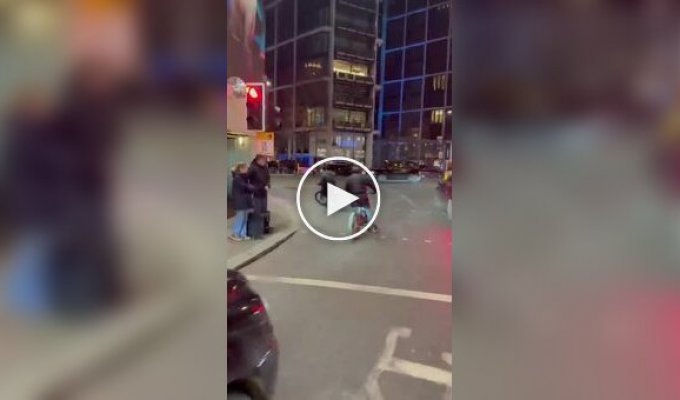Вырвали прямо из рук: воры на байках нагло обокрали мужчину при десятках свидетелей