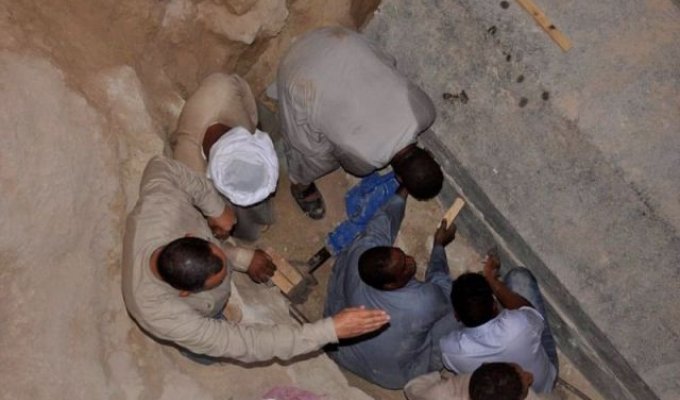 Археологи вскрыли саркофаг, обнаруженный в Александрии (9 фото)