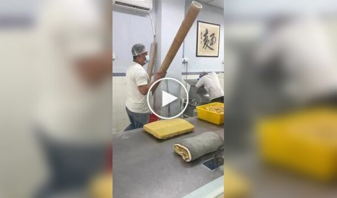 Traditional bamboo noodle making: Zhukan bamboo noodles