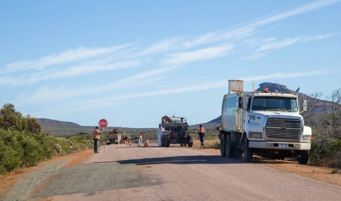 Как ремонтируют дороги в Австралии (9 фото)