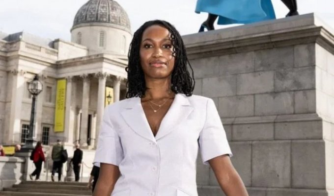 Statue honoring "an everyday English woman" unveiled in London's Trafalgar Square (6 photos)