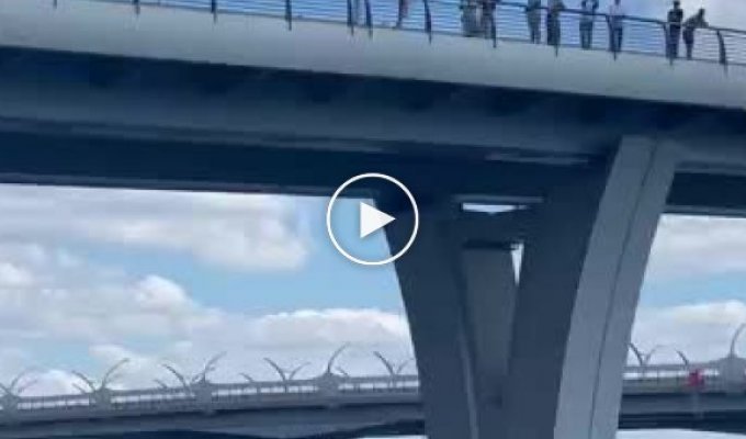 Житель Петерубрга спрыгнул с Яхтенного моста и попал в реанимацию (мат)