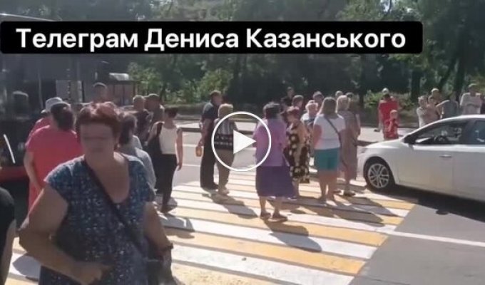 Жители оккупированного Донецка заблокировали одну из улиц и требуют воды и улучшения жизни