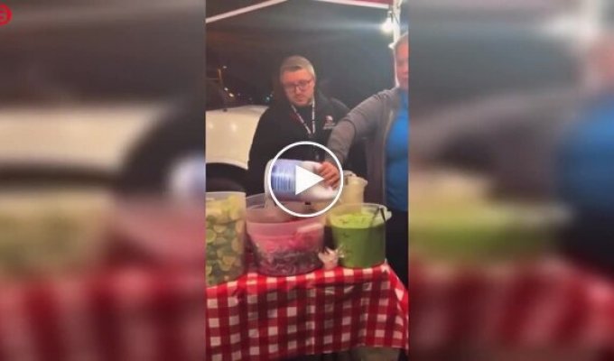 Инспекторы вылили отбеливатель на еду нелегального продавца тако