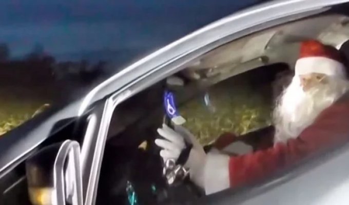 Северный полюс уже не тот!: Санту и миссис Клаус остановили за превышение скорости (5 фото + 1 видео)