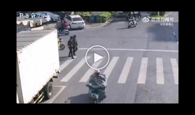 Мотоциклист заарканил и увез пешехода в неизвестном направлении