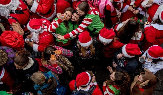 В Лондоне начались веселые пред-рождественнские парады Санта Клаусов: безудержное веселье и пьянство (73 фото + 4 видео)