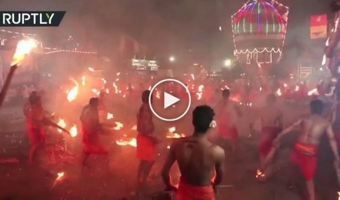 Как проходит индийская битва огнем из горящих пальмовых ветвей, чтобы успокоить индусскую богиню Дургу