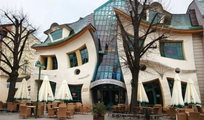 Krzywy Domek — "Кривой домик", построенный в 2004 году (5 фото)