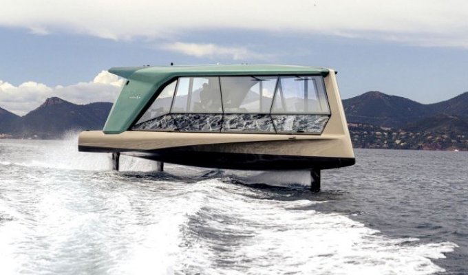 BMW showed a modern hydrofoil electric boat The Icon (2 photos)